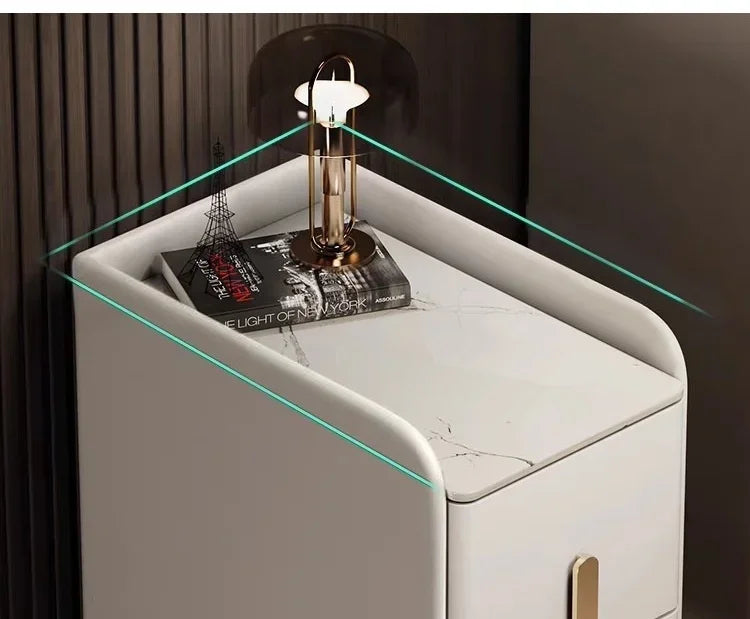 Table de chevet à poignée dorée et plateau en marbre