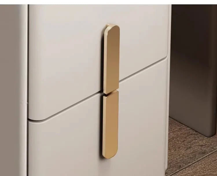 Table de chevet à poignée dorée et plateau en marbre