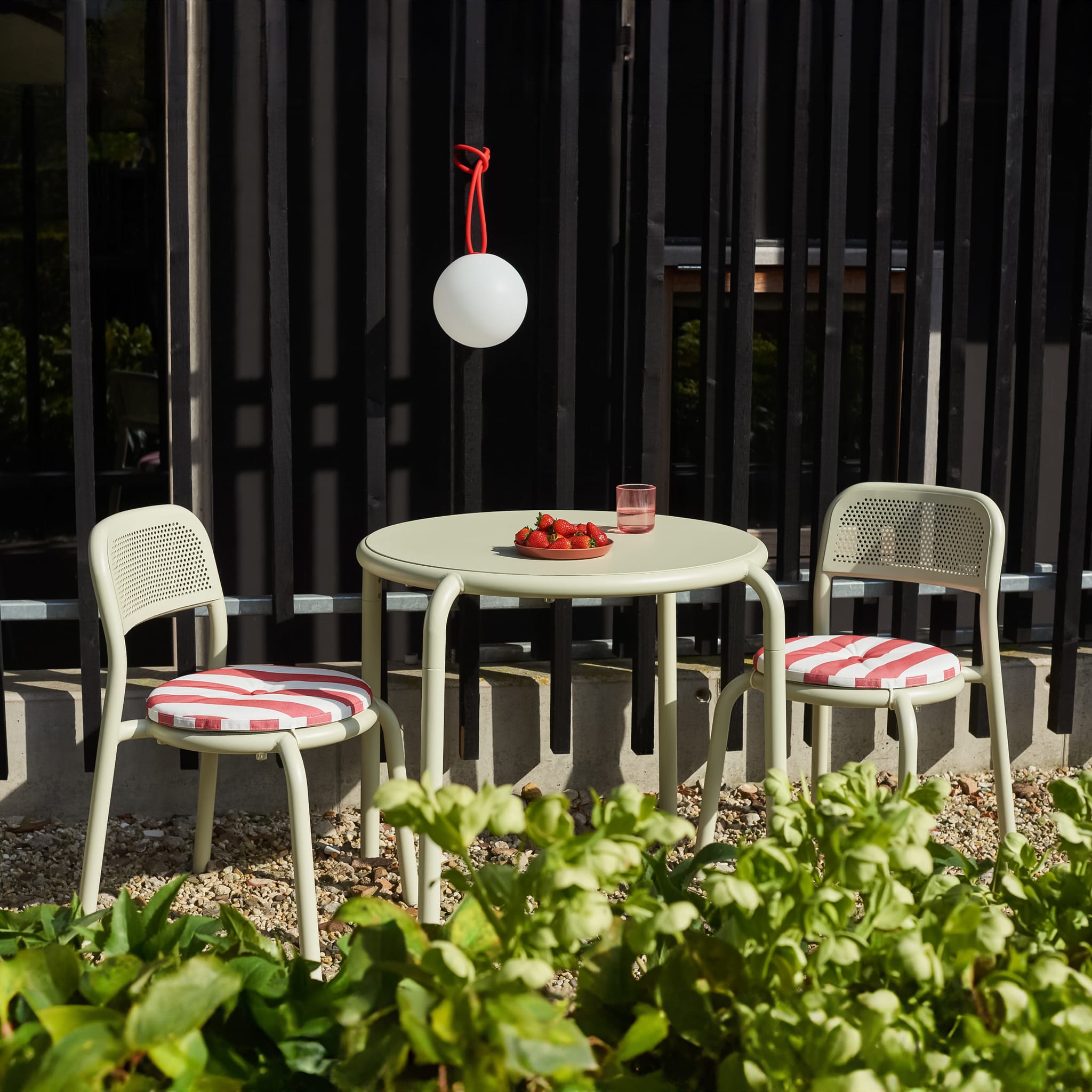 Toní Bistro Set 1 Round Table + 2 Chairs