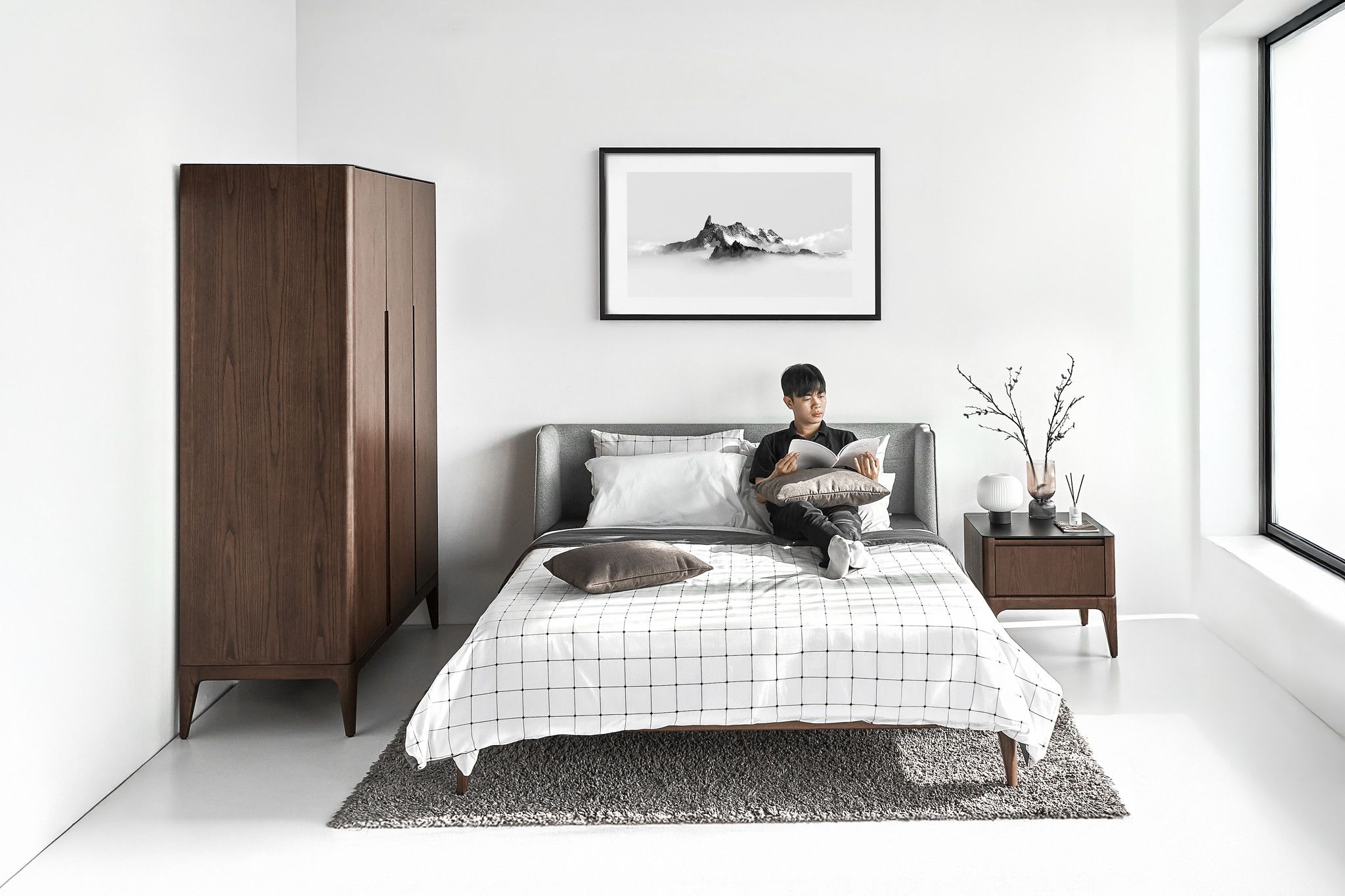 Mesita de noche de madera de fresno moderna Scarlet