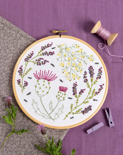 Hawthorn Handmade - Kit de bordado Brezos de las Tierras Altas