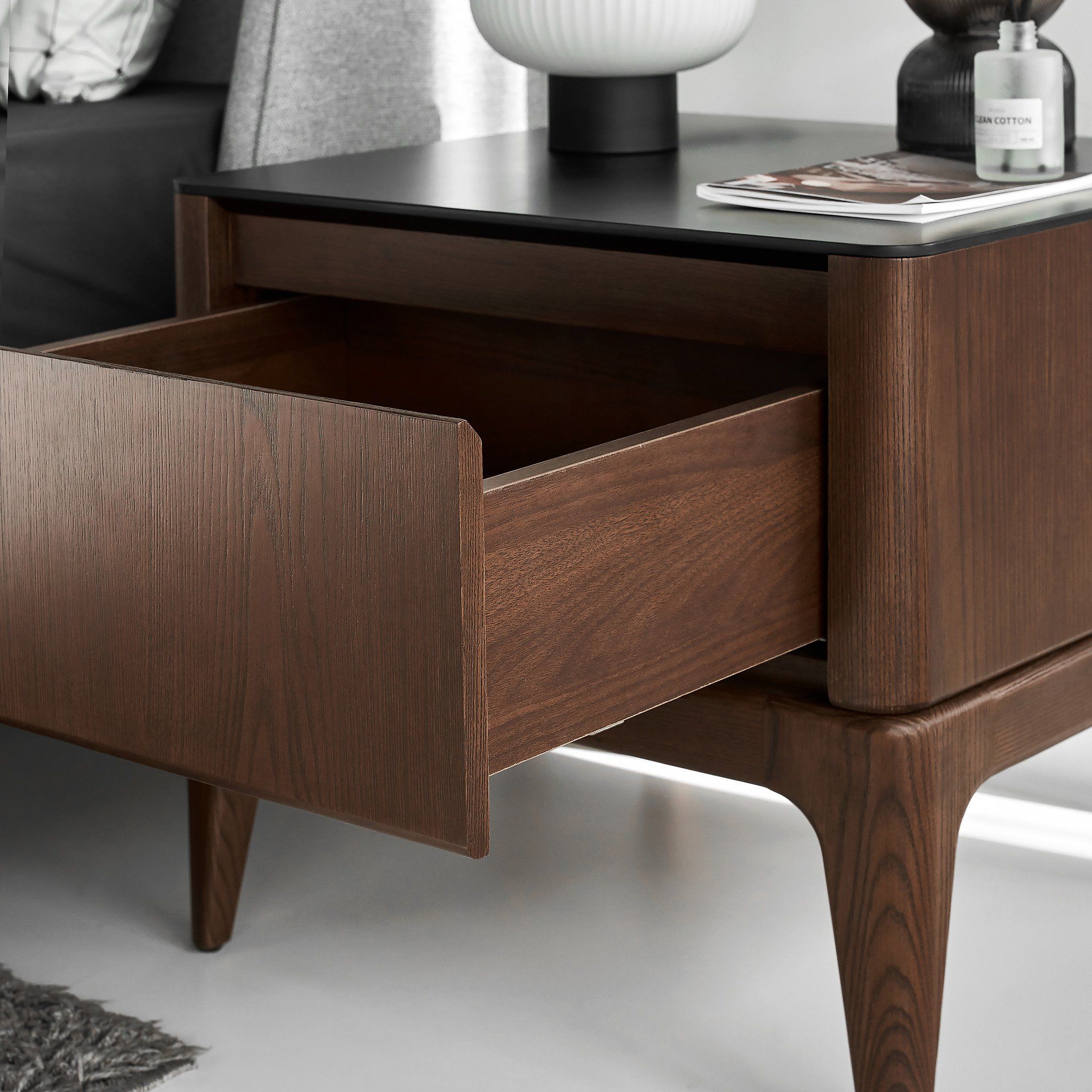 Mesita de noche de madera de fresno moderna Scarlet
